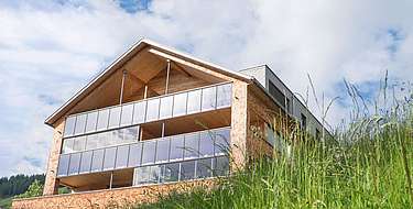 Ein Wohnhaus mit Solaranlage