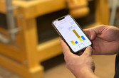 Bildschirm eines Mobiltelefons mit Daten der PV-Anlage inklusive Verbrauch und Stromspeicher