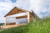 Ein Holzhaus mit fassadenintegrierter Solarthermie 