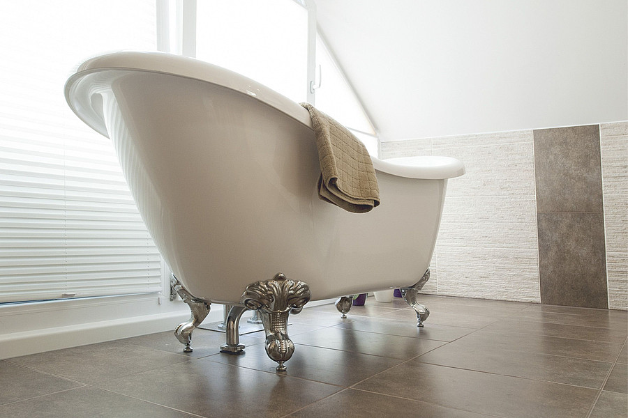 Freistehende Badewanne mit Retroarmaturen im altenglischen Stil