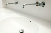 Waschtisch aus Mineralguss mit Metallic Armatur