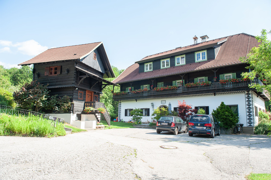 sanierter historischer Bauernhof beheizt mit einer Grundwasserwärmepumpe