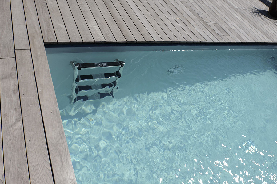 Ein Pool im Garten
