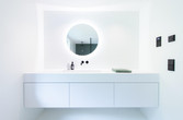 Badezimmer mit beleuchtetem Spiegel