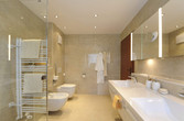 Bad mit WC, Bidet und Waschtisch