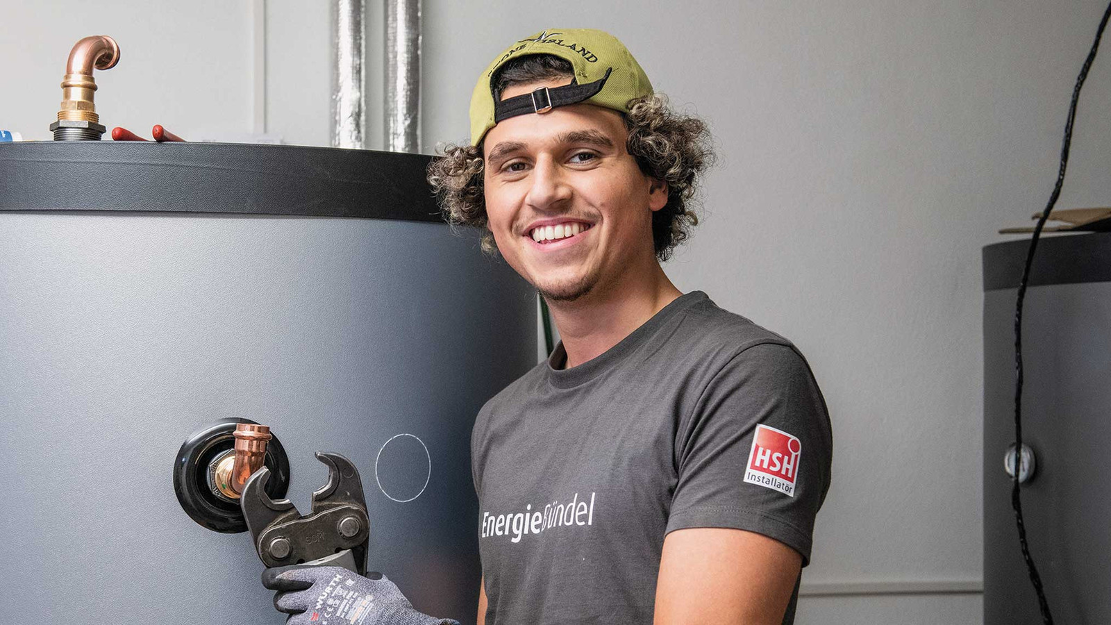 Installateur bei der Montage eines Pufferspeichers – Effiziente Heizsystem-Integration
