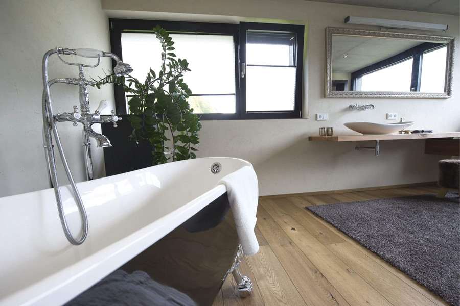 Freistehende Badewanne mit Nostalgie-Armatur