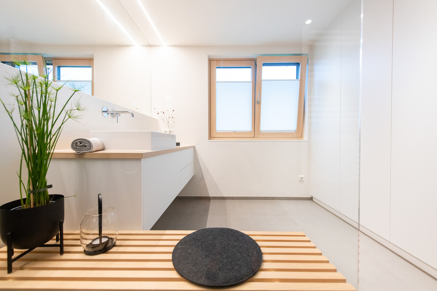 Blick aus der Dusche ins Bad Richtung Waschtisch