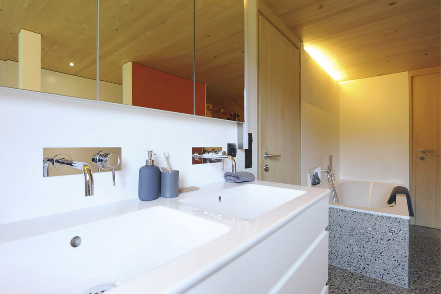 Waschtisch und Badewanne