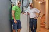 Hausherr Wolfgang Stauder und HSH-Installatör Thomas Pirker-Frühauf im Technikraum