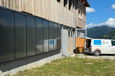 Bauernhof Wirtschaftsgebäude mit SST Fassadenkollektor für Solarthermie, Referenzprojekt eines HSH-Installatörs