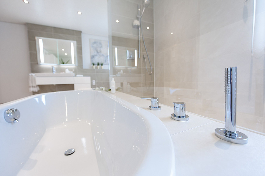 Badewanne mit Armaturen