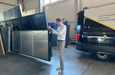 Produktionshalle SST GmbH  mit Kollektorlager und Firmenfahrzeug