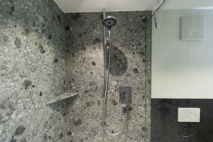 großformatige Fliesen in der Dusche 
