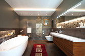 Badezimmer mit hintergrundbeleuchteten Spiegel