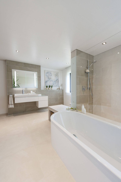 Badewanne und Waschtisch im Bad