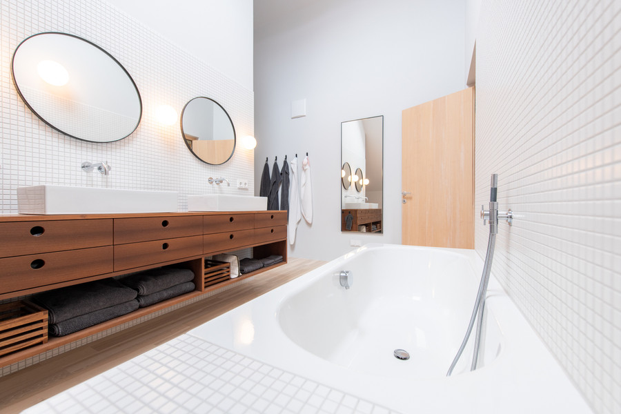 Helles Komplettbad mit großem Waschtisch aus Holz Badewanne und Dusche