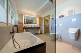 Bad mit Badewanne