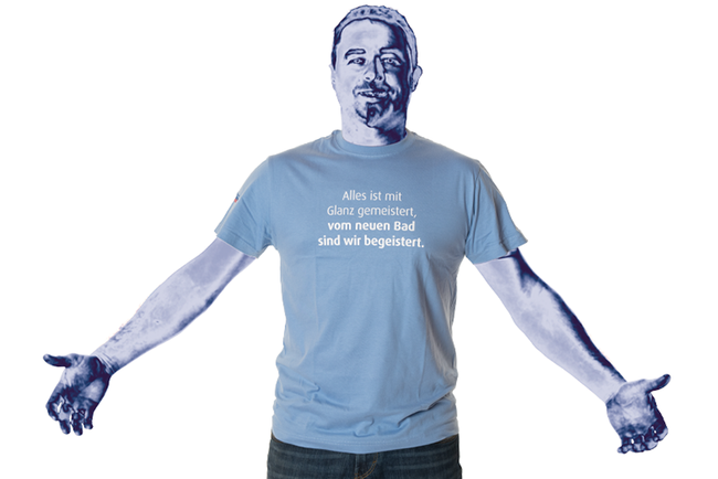 Mitarbeiter von Installationen Steiner in hellblaumen T-Shirt und verchromter Haut