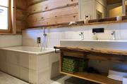 modernes Badezimmer Strüübelhof mit Blockbauweise, Christoph Bereuter GmbH, Sibratsgfäll und Lingenau