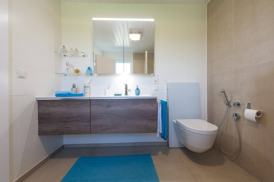 Neues Bad mit Waschtisch und WC