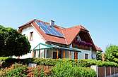 Ein Haus mit Solaranlage am Dach