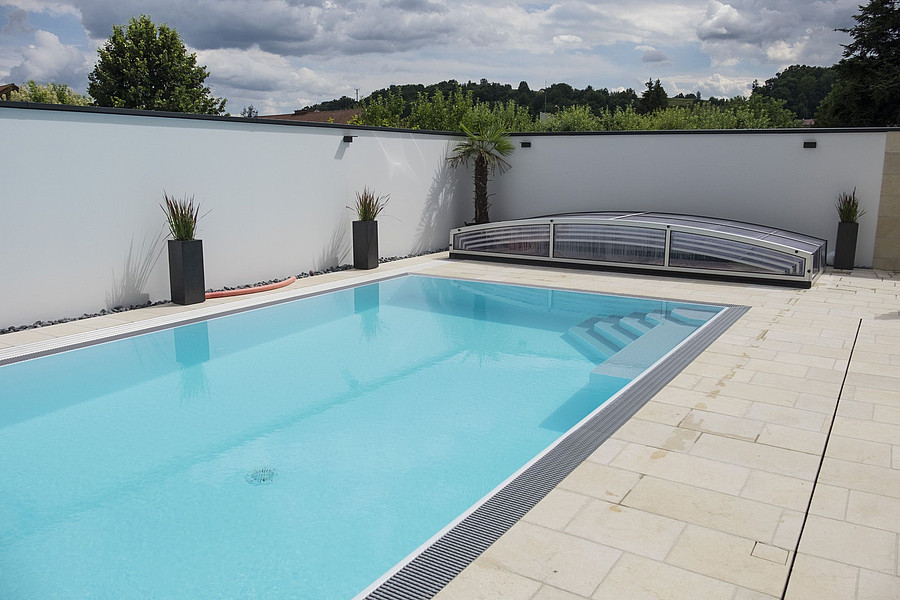 Ein Pool im Garten
