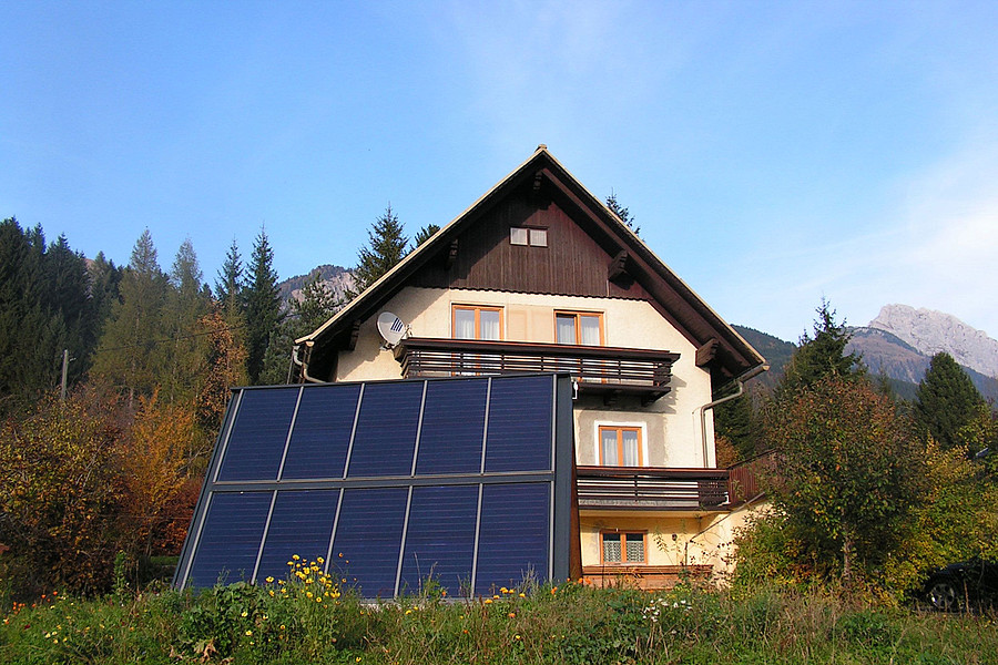 Ein Kinderspielhaus mit Solaranlage als Dach