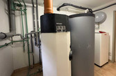 Technikraum mit Brauchwasserwärmepumpe und Pufferspeicher