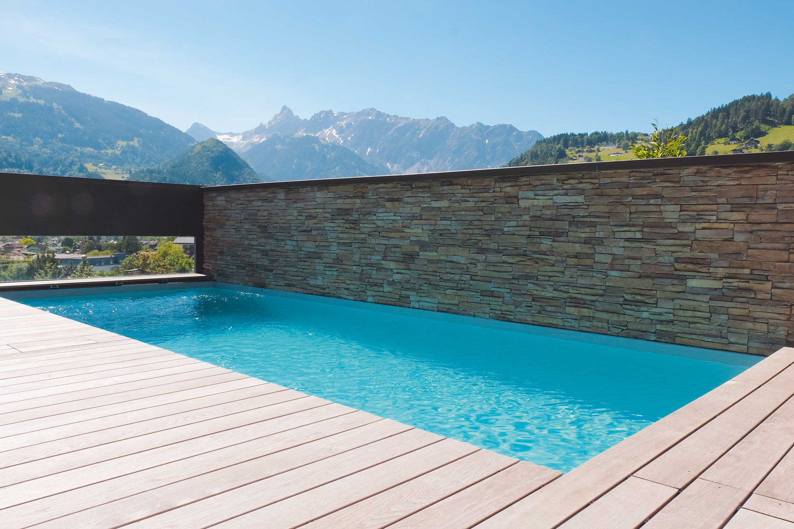 Ein mit PV-Strom beheizter Pool in der Übergangszeit.