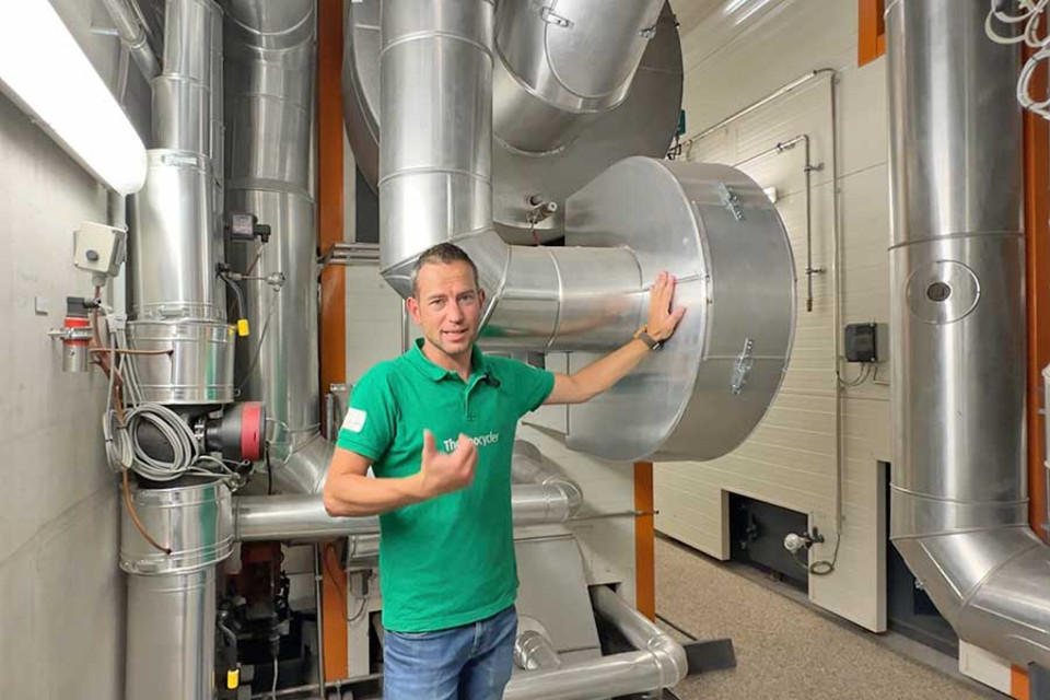 Ing. Mario Rauter mit vorbildlich gedämmten Rohrleitungen und Rauchgasventilator