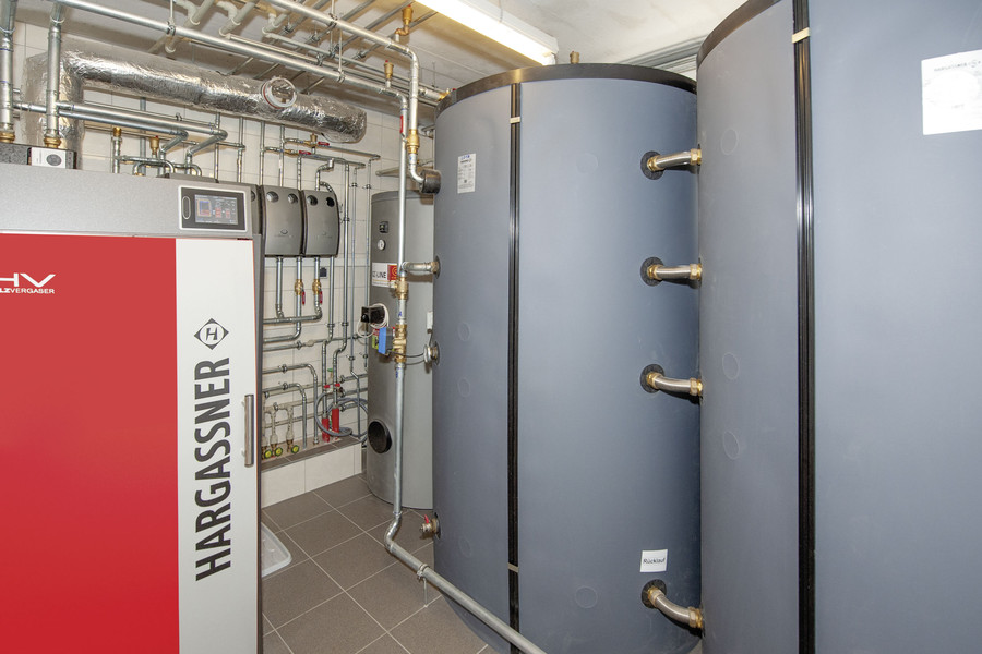 Blick in die Heizzentrale: Hargassner Scheitholzkessel mit zwei Pufferspeichern