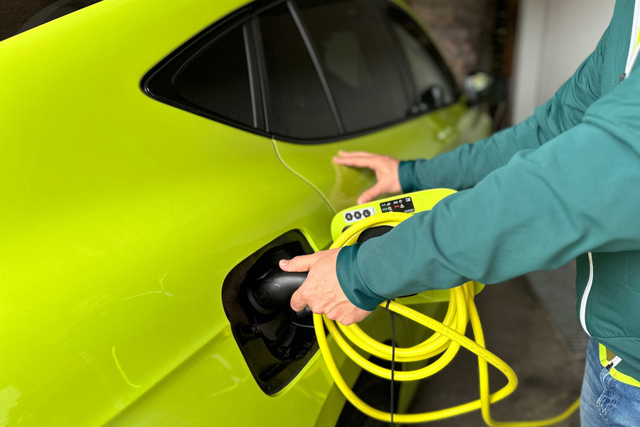 Ein Elektrofahrzeug wird mit Strom geladen 