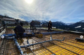 Baustellenbild mit mehreren Arbeitern