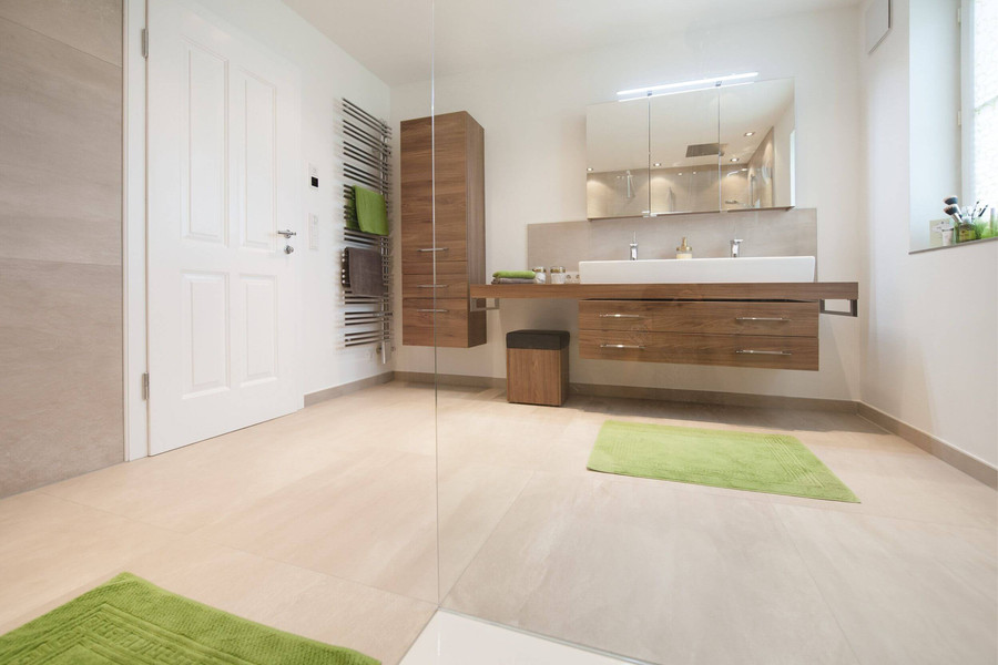 Badezimmer-Möbel aus dunklem Holz