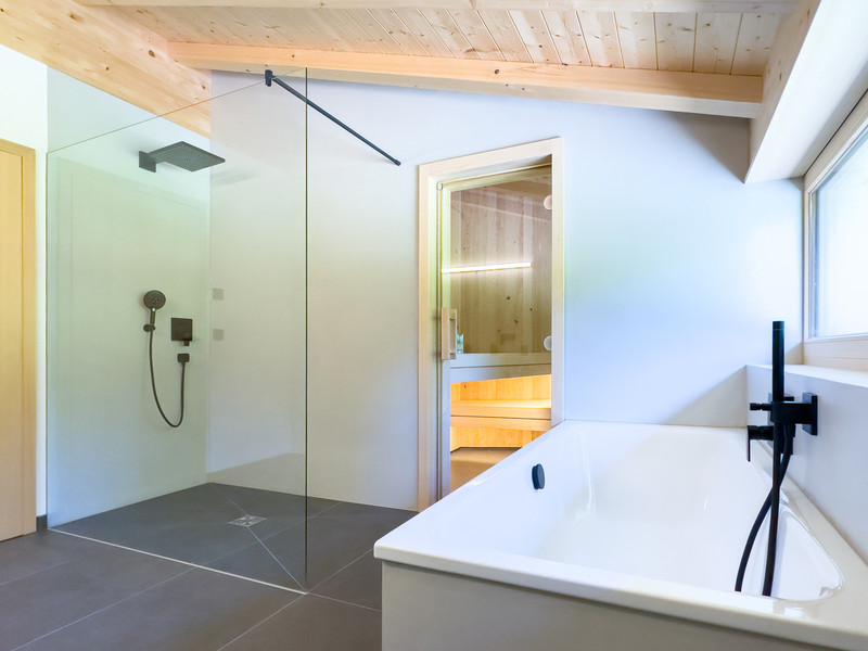 bodenebene Walk-In Dusche mit feststehender Glasabtrennung, Handbrause, Regenbrause 