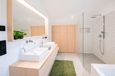 Badezimmer mit beleuchtetem Spiegel