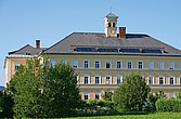 Solaranlage am Dach eines historischen Gebäudes