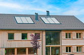 Mehrfamilienhaus mit SST Indach Solarthermieanlage, Referenzprojekt eines HSH-Installatörs
