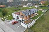 Einfamilienhaus mit PV-Anlage und Wärmepumpe zum Heizen und Kühlen