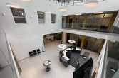 Blick von der Galerie in die Empfangs- und Schalterhalle 