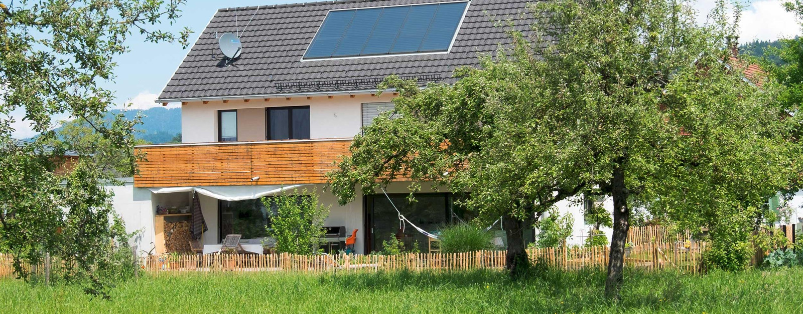 Ein Haus voll Sonnenenergie: Wer sein Zuhause in Österreich baut oder saniert, kann sich oft über Förderungen für Solarthermie freuen.