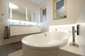 Badezimmer mit beleuchtetem Spiegel