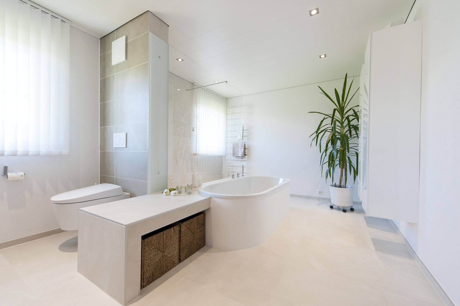 Neues Bad mit Badewanne und Sitzgelegenheit