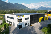 Firmengebäude SST GmbH mit Fassadenkollektor für Solarthermie und Photovoltaikanlage auf Flachdach