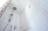 Dusche mit weißen Fliesen