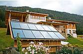 Ein Haus mit Solaranlage am Nebengebäude