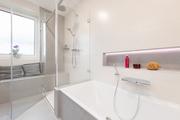 Bad lichtdurchflutet mit Wanne und Dusche – Lux GmbH Zwettl