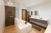 Bad mit Badewanne und bodenebener Dusche