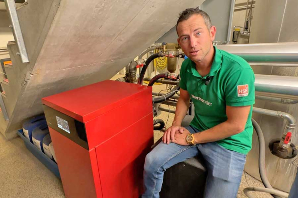 Ing. Mario Rauter mit der Weider-Wärmepumpe zur Wärmerückgewinnung